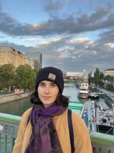 Matleena sillalla Tonavan kanaalilla pipo päässään.